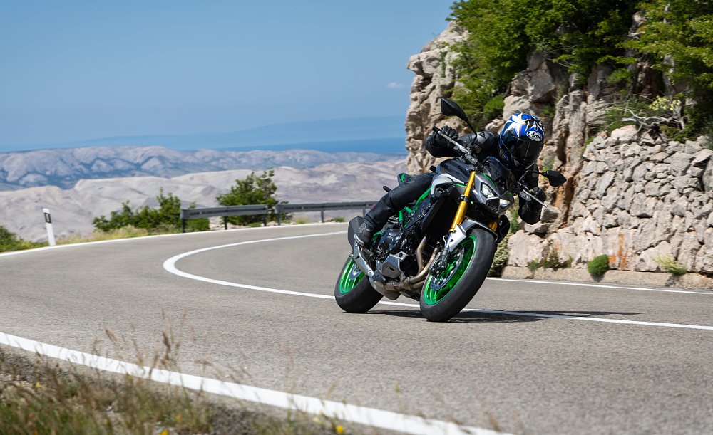 riding the Z900 SE on a curvy road
